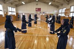 音更高の柔剣道場で合同稽古に励む音更高剣道部と駒場中の生徒ら