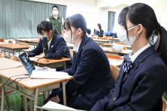 キルギスの学生と交流する士幌高校の生徒