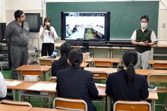 キルギスの学生の発表を聞く士幌高校の生徒