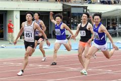 男子１００メートル決勝　島海斗（左、ＲＯＫ）、浅野優輝（右、東海大札幌）、中村伊吹（右から２人目、天海ＡＣ）