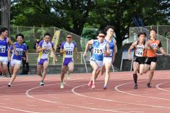 男子４００メートルリレー５組　（右から）白樺学園高Ａ、天海ＡＣ、札幌大、東海大札幌Ａ