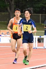 男子５０００メートル競歩　（右から）細部瀬杜（清水高）、西山柊（白樺学園高）