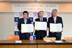 災害支援協定を締結した（左から）村瀬町長、立澤顧問、遠藤社長