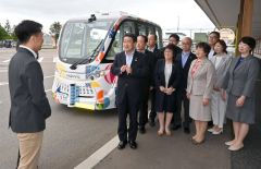 上士幌の自動運転バスを視察　公明党の稲津衆議 2