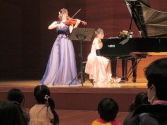 片山さんのバイオリンと中山さんのピアノによる生演奏