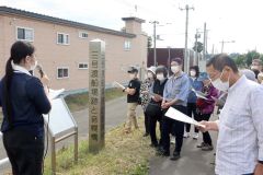 「三号渡船場跡と音幌橋」を現地で解説する末下学芸員（左）