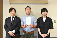 遠藤会長（左）から寄付を受け取った山本施設長（中央）。右は帯広ローターアクトクラブの南出健太会計
