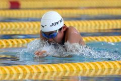 女子最優秀選手賞を受賞した山村まゆり（ＪＯＹＦＩＴ帯広）の２００メートルメドレーリレー１１・１２歳の泳ぎ