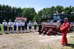 トラクターや三菱農業機械の新技術について説明を受ける生徒たち。右が杉山さん