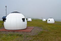 キャンプ場に設置された４棟のドーム型ハウス