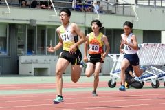 男子２年１００メートル決勝　宮本哲朗（左、帯一）