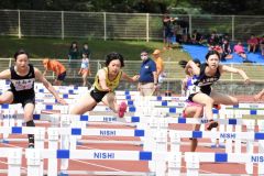 女子１００メートル障害決勝　（右から）山内咲耶（上浦幌）　瀬口歩叶（帯一）　横山さら（緑南）