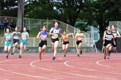 女子４００メートルリレー決勝　（右から）緑南、帯四、芽室、帯西陵