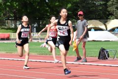 女子１年１００メートル決勝　石川栞（手前、緑南）
