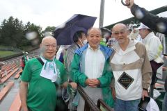 応援でスタンドに駆けつけた（右から）松山さん、鈴木議員、元校長の林満章さん。松山さんは母校の応援に来るのは初めてという