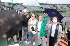 応援でスタンドに駆けつけた（右から）渡辺町長、鈴木議員、松山さん。松山さんは母校の応援に来るのは初めてという