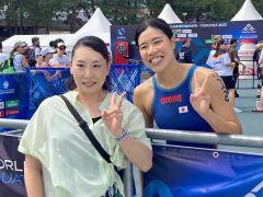 レース後に笑顔を見せる（右から）蝦名愛梨と千葉祐希・帯大谷高水泳部監督