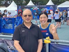 レース後に笑顔を見せる（右から）蝦名愛梨と小椋達也・帯広水泳協会副会長