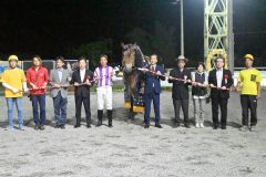 完勝で重賞１５勝目を飾ったメムロボブサップ。馬の右隣が坂本東一調教師