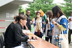 試合前のサイン会で。札幌市から訪れた会社員の住出菜々子さん（２３）（右）は「試合が旅行の理由になる」と話していた。