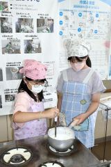 牛乳を使ったチーズ作りに挑戦する児童