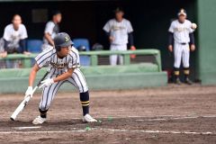 【準々決勝・白樺学園－釧路工業】白樺は７回、代打の山崎隼弥が３バントを決めて一死二、三塁とチャンスを広げた