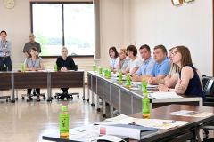 十勝総合振興局による畑地灌漑整備の説明を聞くウクライナ視察団ら