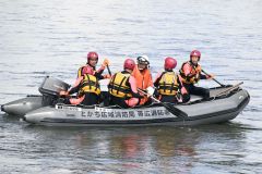 水難救助訓練を行う消防隊員ら