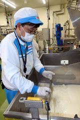十勝チーズ研究センターで青カビを入れた生乳をかき混ぜる研究員