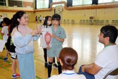 ＪＩＣＡの研修員に町のマスコットキャラ「ほろんちゃん」を教える上士幌小児童（左）