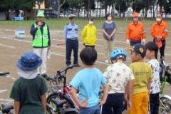 「親子安全教室」で交通ルール学ぶ児童たち（大浦支部長提供）