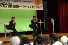 栗谷さん（左）の進行で、健康に関して講演した清水さん