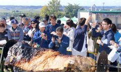 ４年ぶりの開催となる「池田町秋のワイン祭り」。今回も牛の丸焼きが提供される（２０１９年）