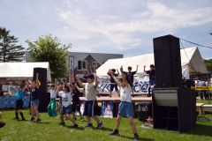 陸別小学校の児童による「陸小ダンス」。大勢の来場者の前で、リズムに合わせて練習の成果を発揮