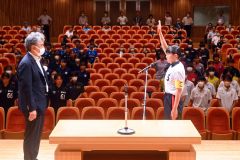 選手宣誓をする室蘭大谷高校主将の山田さん（右）