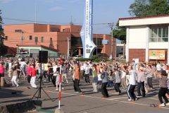 本別で初開催となった夏期巡回ラジオ体操・みんなの体操会。２７０人が早朝から心地よい汗を流した（２６日午前６時３５分ごろ）