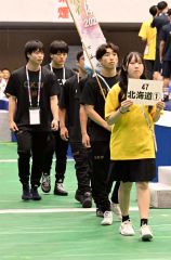 北海道代表として開会式で入場する帯北の選手たち（須貝拓也撮影）