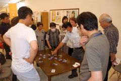 「おれんじｃａｆｅ」で行う脳トレーニングゲームを体験する参加者たち