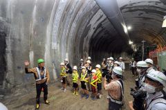 建設中の広内トンネルを見学する参加者たち