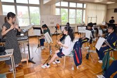 地区大会を前に按田さん（左）から特別レッスンを受ける吹奏楽部の生徒