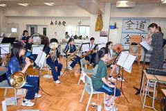 地区大会を前に按田さん（右）から特別レッスンを受ける吹奏楽部の生徒