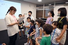 リハーサルで石井さんの説明を受けながら当日の流れを確認する子どもたち