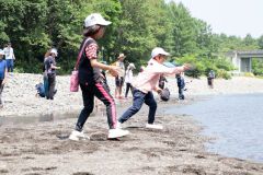 水切りや石積み　歴舟川で「川遊び」　小学生ら自然体験　大樹・ＳＴＥＰ 3
