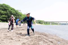 水切りや石積み　歴舟川で「川遊び」　小学生ら自然体験　大樹・ＳＴＥＰ 4