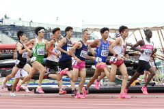 男子１５００メートル予選　関雄也（左から３人目、白樺学園）