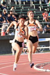 女子４００メートルリレー予選　白樺学園　３走井村結愛（右）　４走高橋紅羽（左）