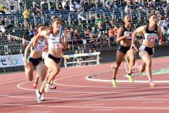 女子４００メートルリレー予選　旭川志峯　　４走山崎心愛（手前左、共栄中出）