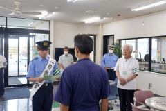 日農機で社員の代表に事故防止を呼び掛ける「一日警察官」の福田さん（左）