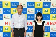 菅原教育長（左）に全道大会出場を報告した下森さん