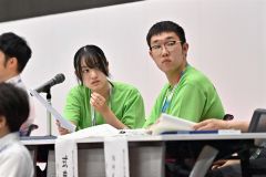 アナウンスを担当した帯広南商業高校放送局の（右から）細野雄太さんと菊地華凜さん